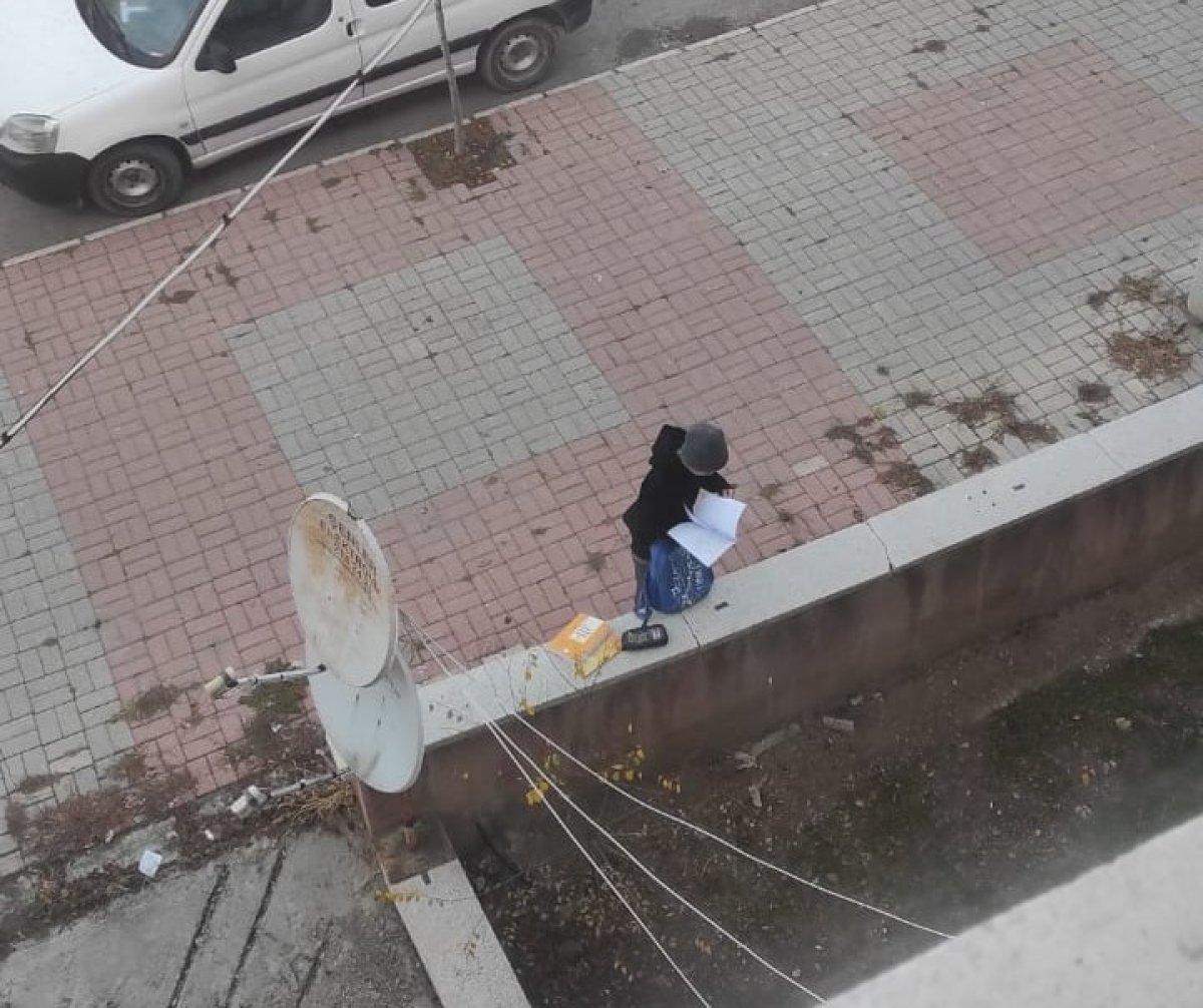 Afyonkarahisar'da ödevini okul yolunda yaptı 