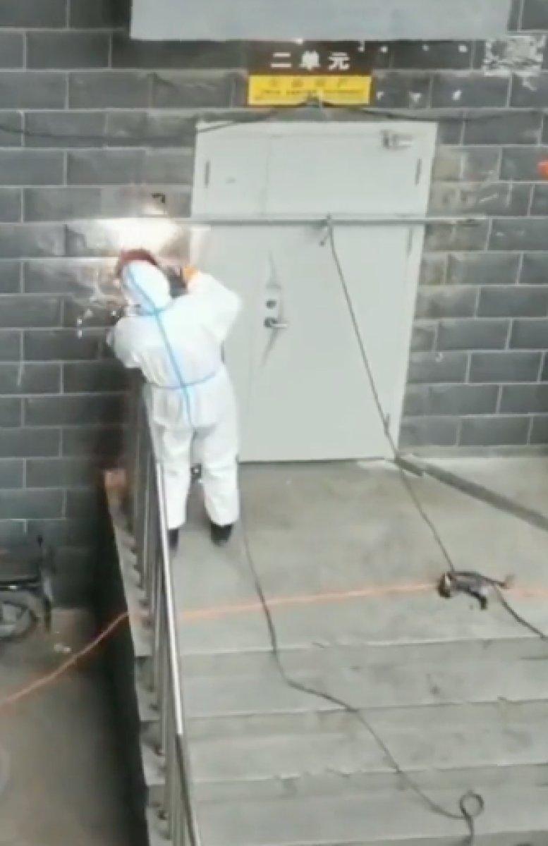 Çin'de sağlık görevlileri, kadına sokak ortasında anal test yaptı