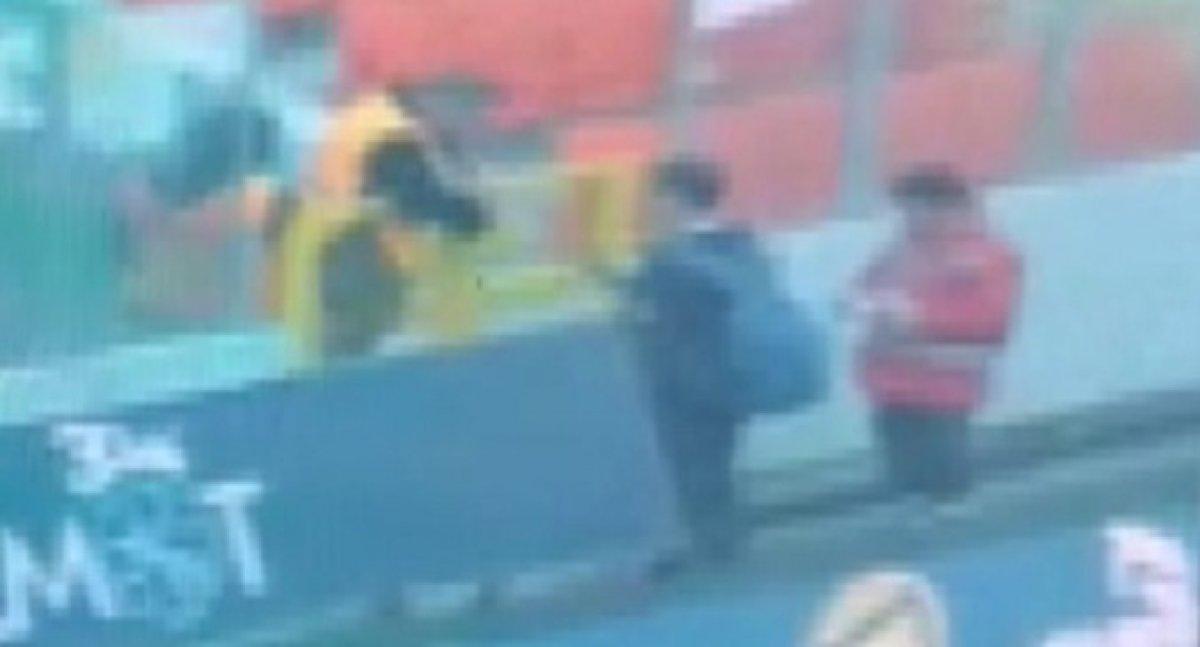 Göztepe - Altay maçında tribüne fişeklerin sokulduğu an