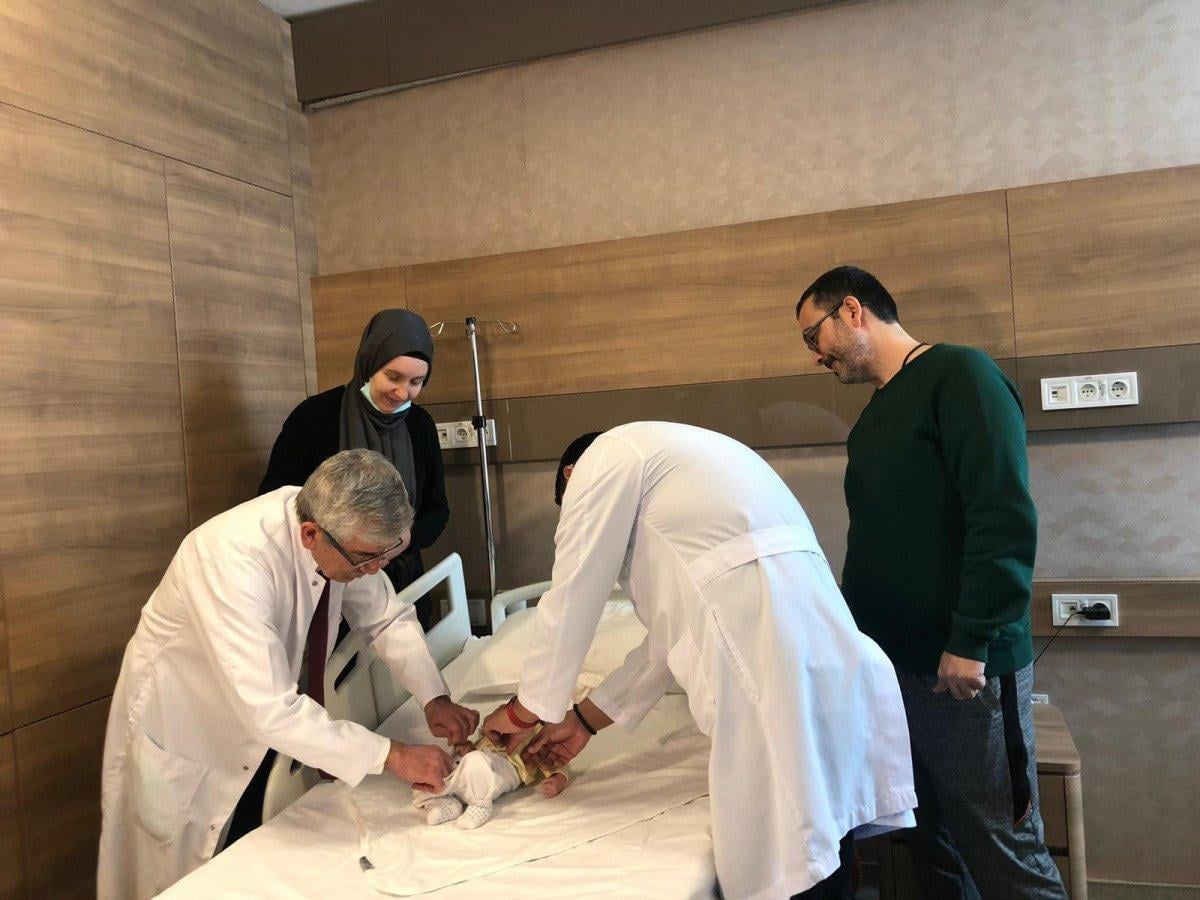 Bağırsakları göğüs kafesinde doğan bebek, sağlığına kavuştu