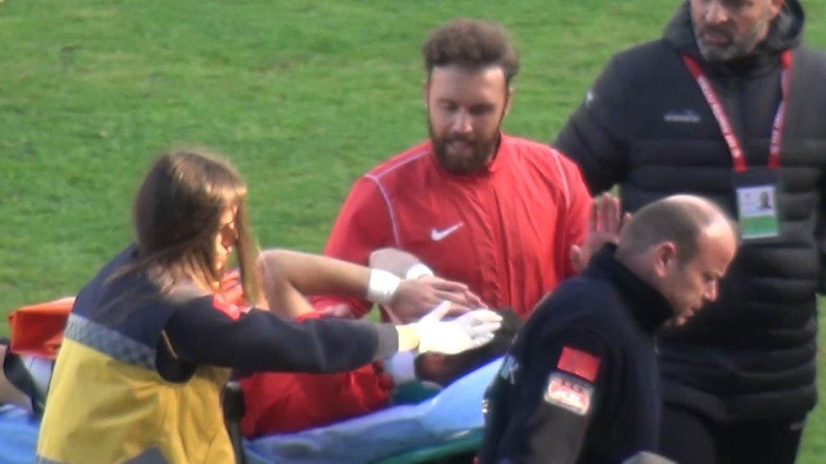 Dili boğazına kaçan futbolcu, hakemin müdahalesiyle hayata tutundu