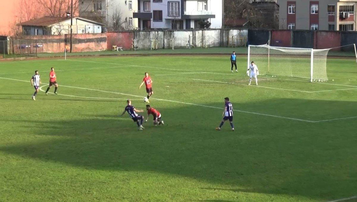 Dili boğazına kaçan futbolcu, hakemin müdahalesiyle hayata tutundu