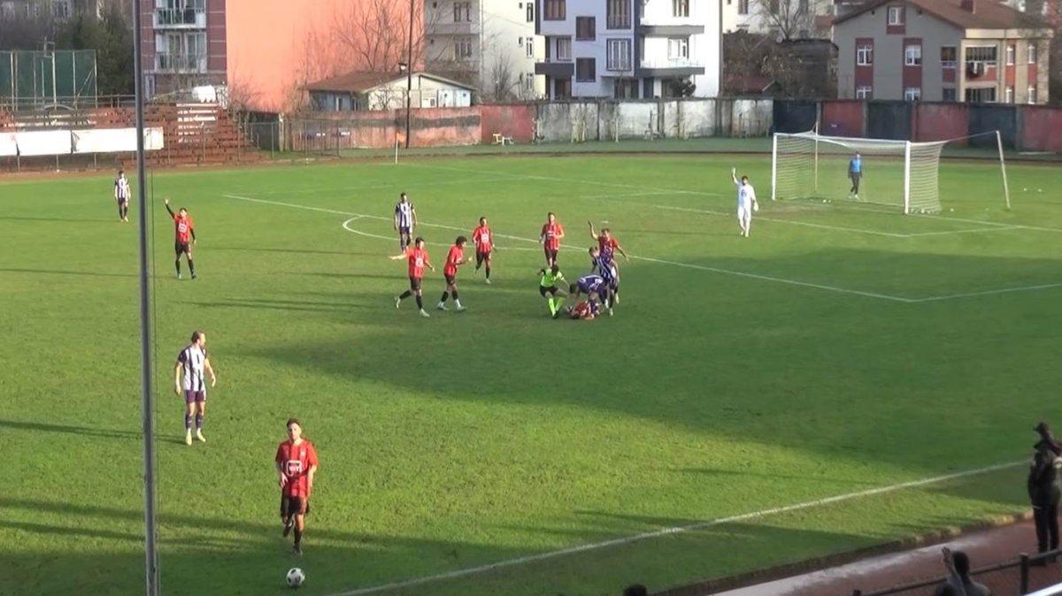 Dili boğazına kaçan futbolcu, hakemin müdahalesiyle hayata tutundu