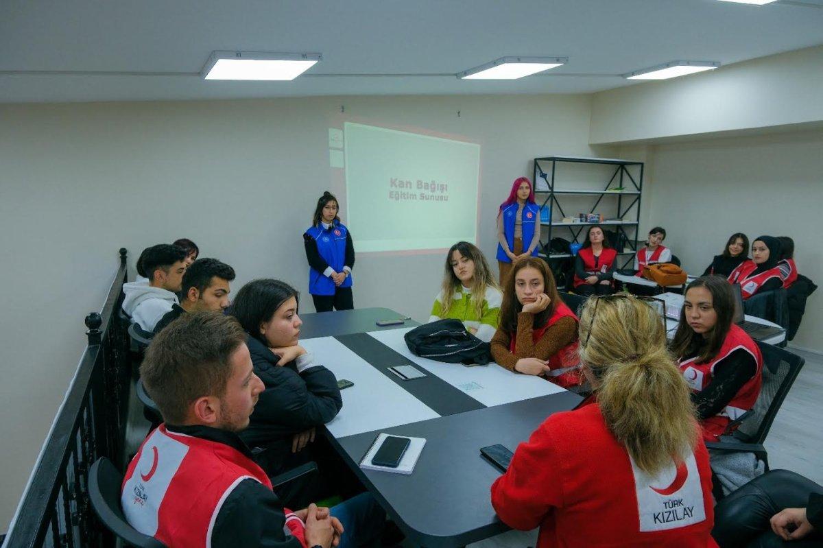 Genç Kızılay, gönüllülere kan bağışı farkındalığı eğitimi verdi
