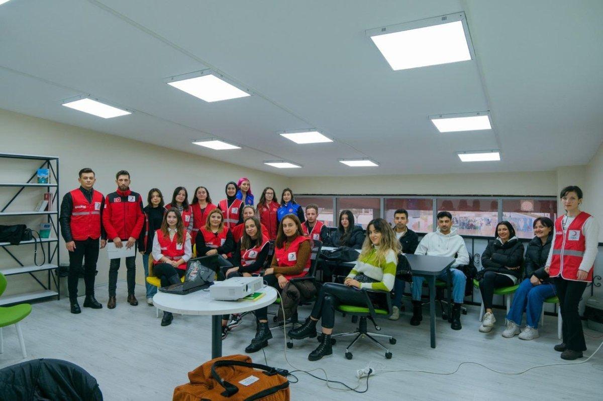 Genç Kızılay, gönüllülere kan bağışı farkındalığı eğitimi verdi