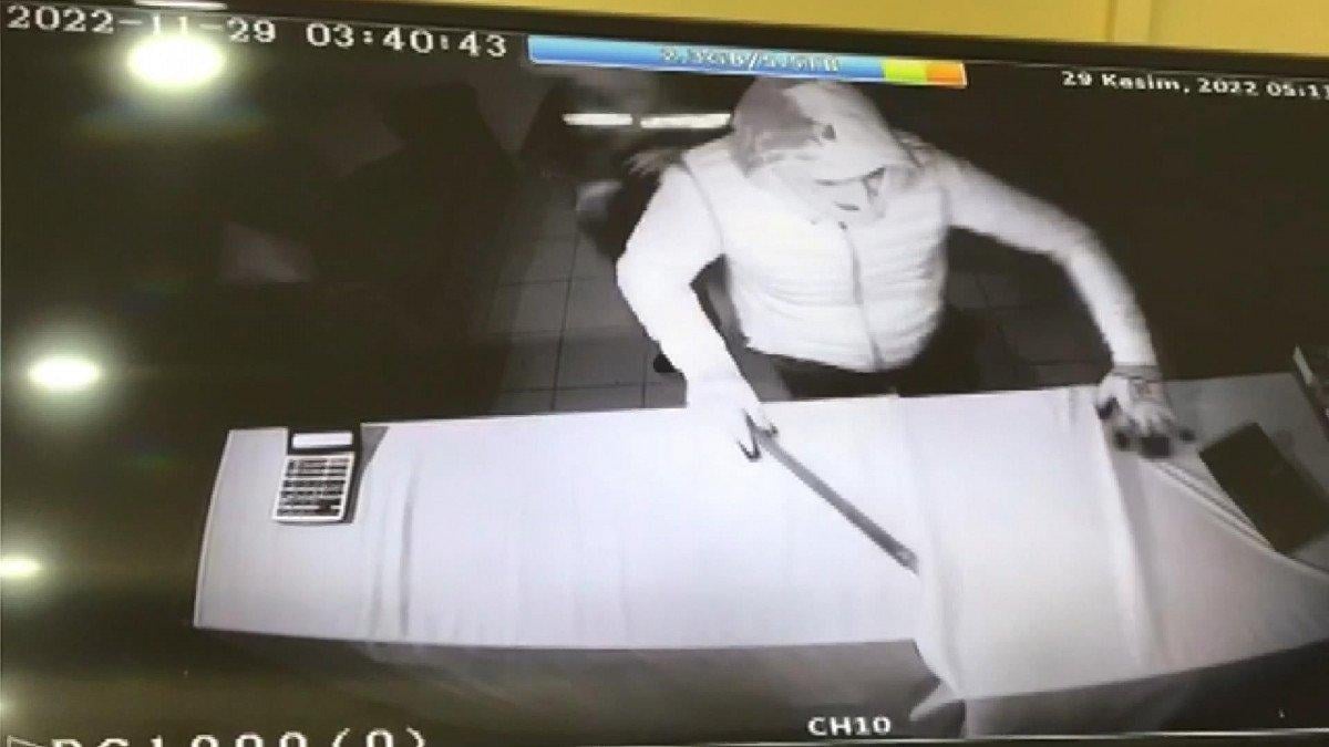 Mustafa Ceceli'nin ailesine ait kuyumcudan 2,5 milyon liralık altın çalındı