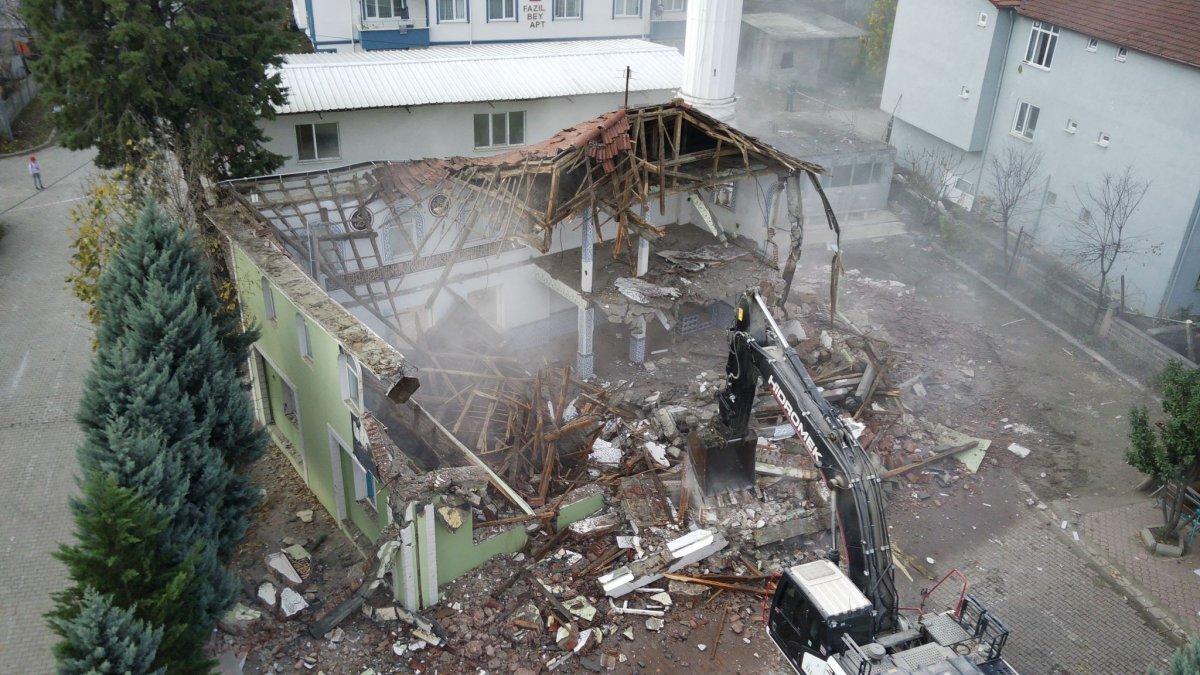 Düzce depreminde hasar gören caminin yıkımı hüzünlendirdi