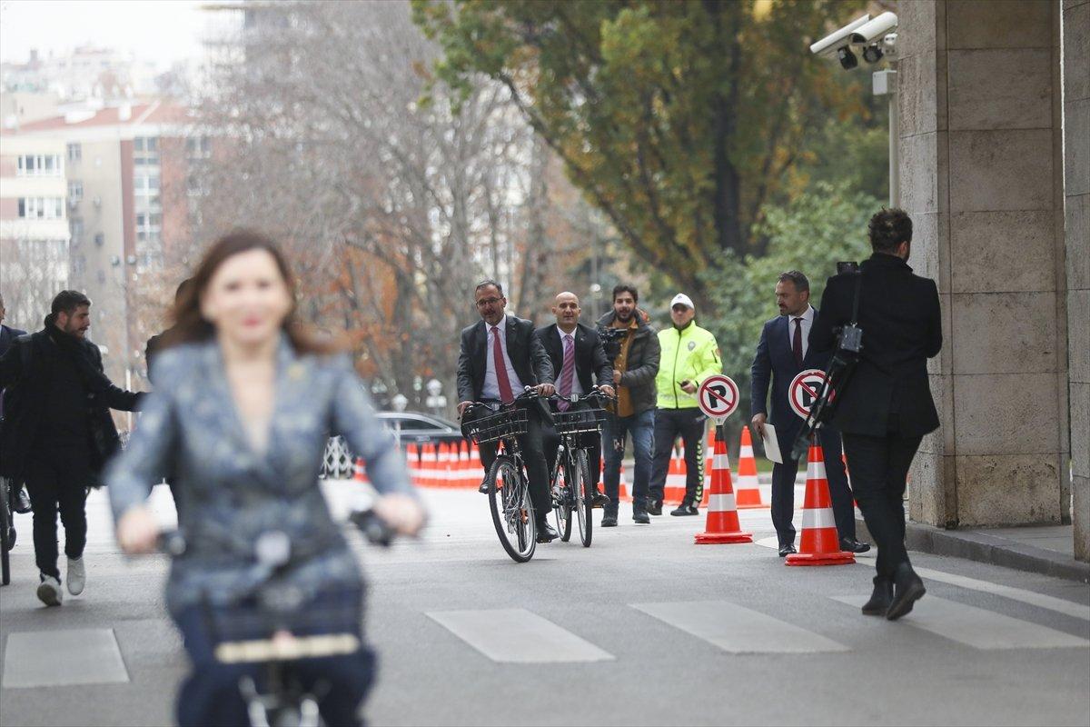 TBMM'de bisikletli günler: Bakan Kasapoğlu ve milletvekilleri tur attı