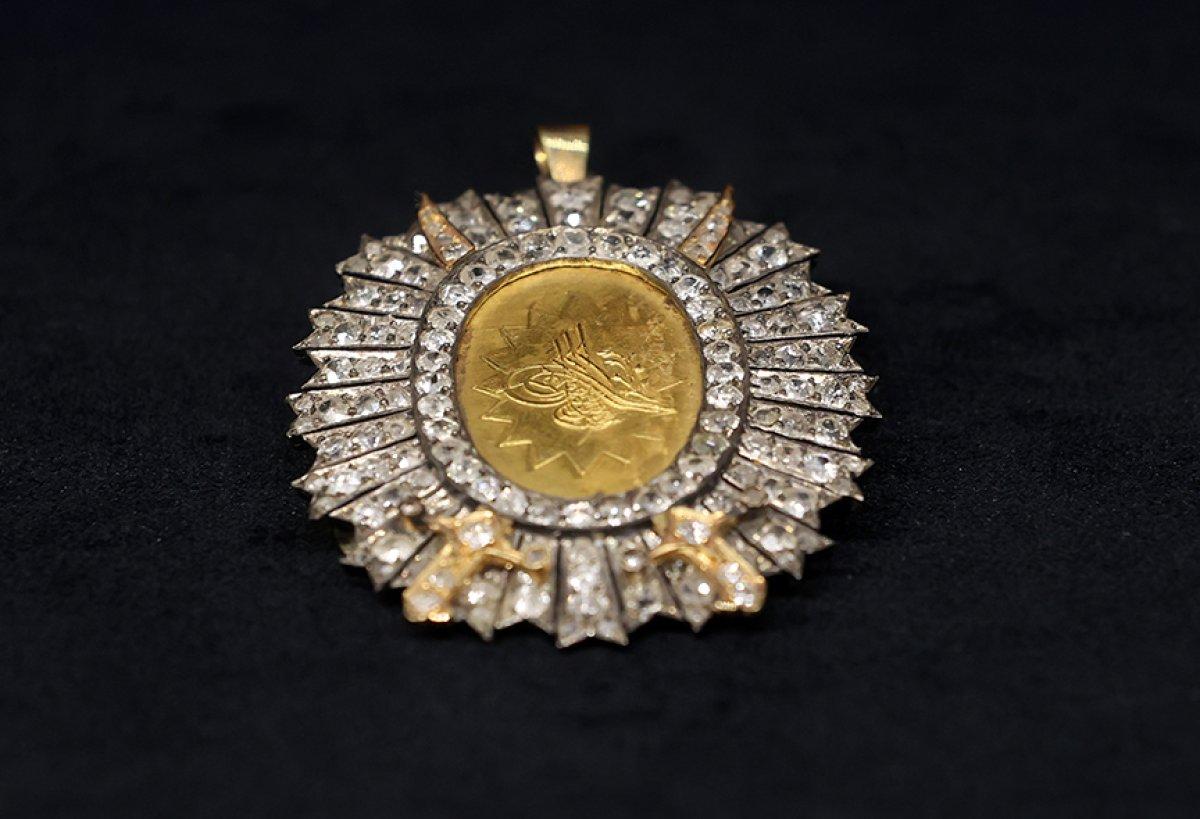 Darphanenin 555 yıllık koleksiyonu sergisinde altın ve sikke tarihi 