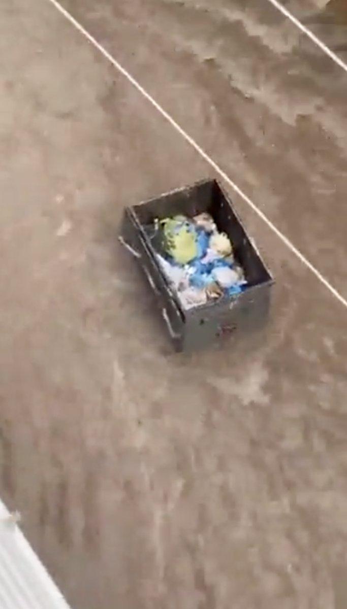 İzmirli vatandaştan belediyeye sel eleştirisi