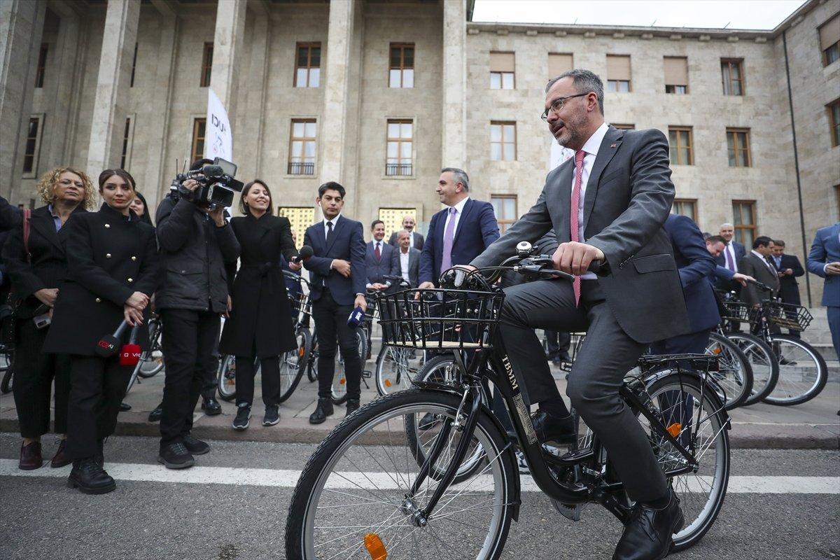 TBMM'de bisikletli günler: Bakan Kasapoğlu ve milletvekilleri tur attı