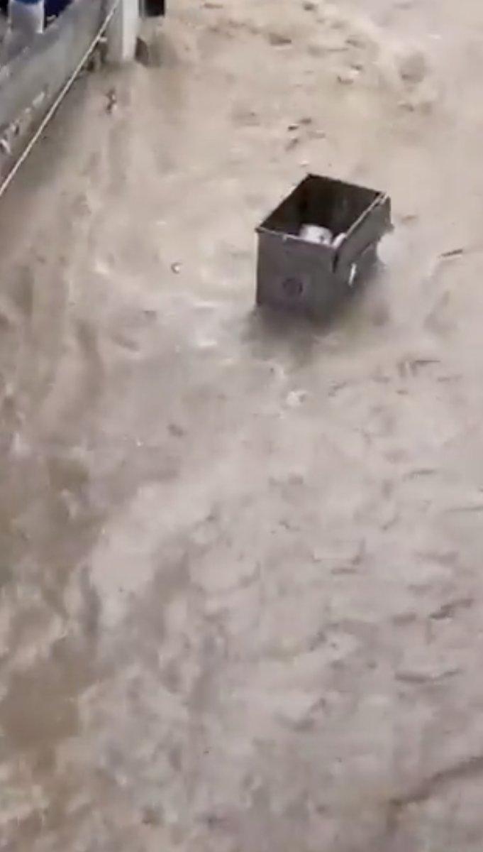 İzmirli vatandaştan belediyeye sel eleştirisi