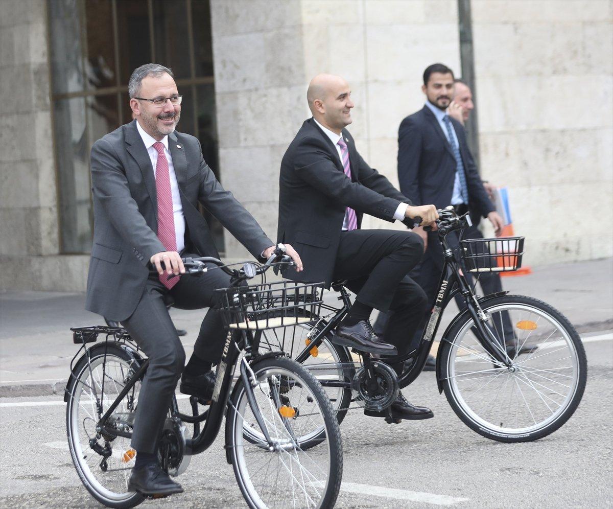 TBMM'de bisikletli günler: Bakan Kasapoğlu ve milletvekilleri tur attı