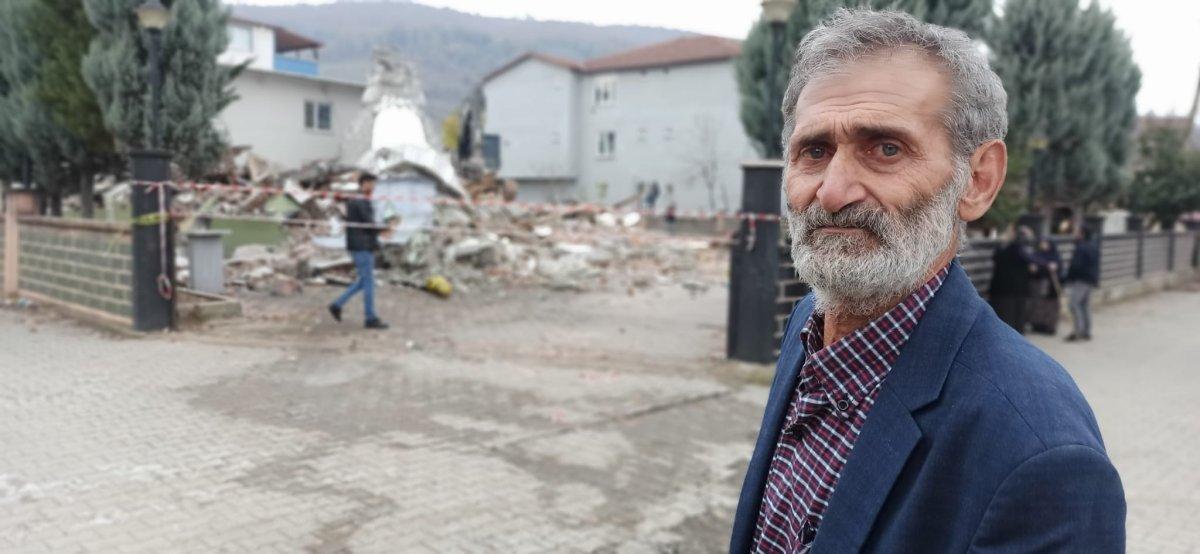 Düzce depreminde hasar gören caminin yıkımı hüzünlendirdi