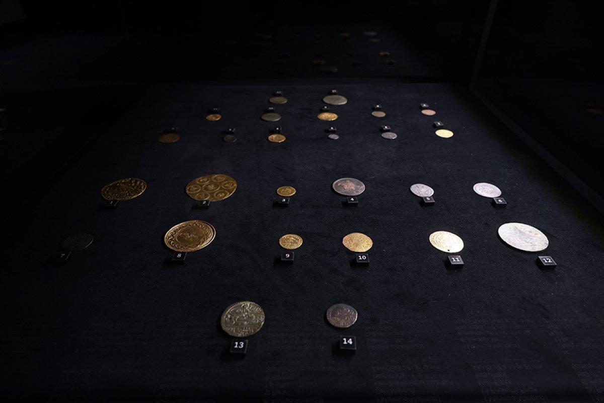 Darphanenin 555 yıllık koleksiyonu sergisinde altın ve sikke tarihi 