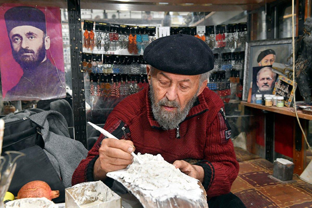 Lübnanlı heykeltıraş, ilerleyen yaşında sanatını alçıyla devam ettiriyor