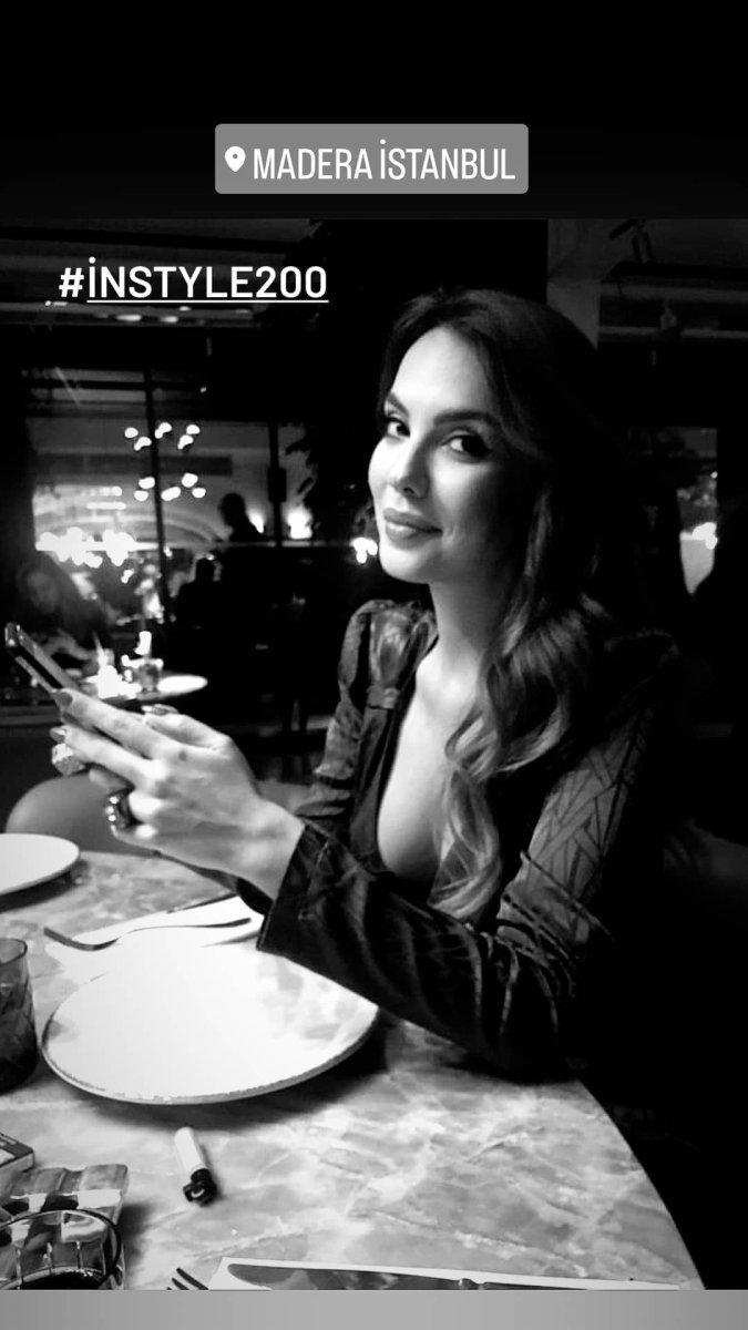 Selen Soyder, göğüs dekolteli elbisesiyle poz verdi