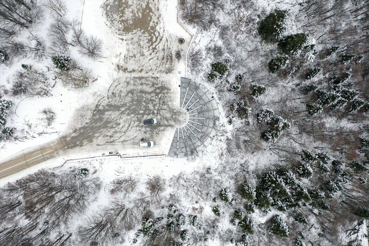 Uludağ'ın kıvrımlı yollarında yeşil ve beyaz manzara