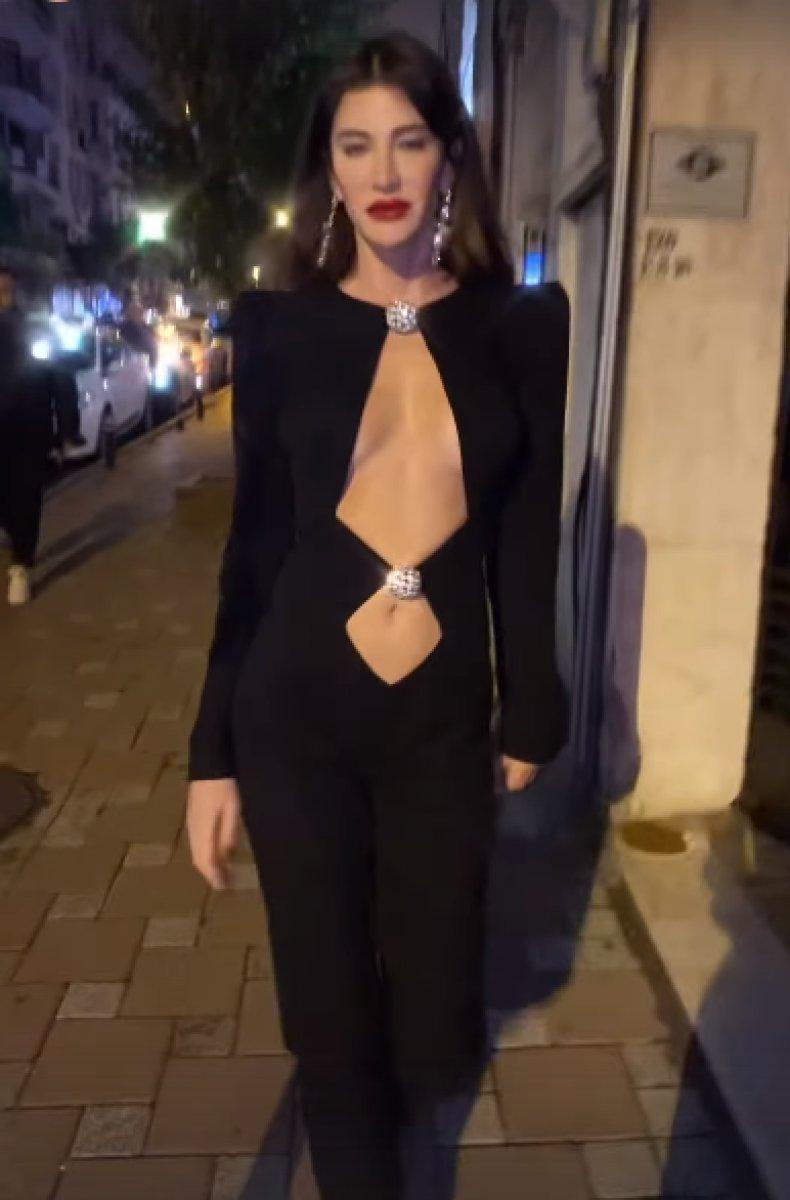 Hazar Ergüçlü ve Berrak Tüzünataç'ın dekolteli tulumu