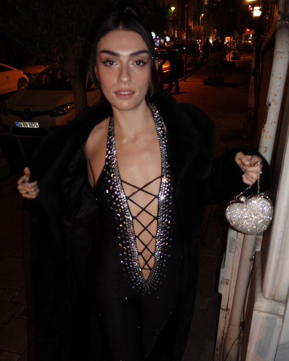 Hazar Ergüçlü ve Berrak Tüzünataç'ın dekolteli tulumu