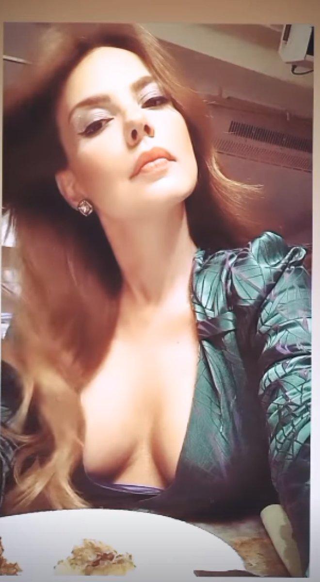 Selen Soyder, göğüs dekolteli elbisesiyle poz verdi