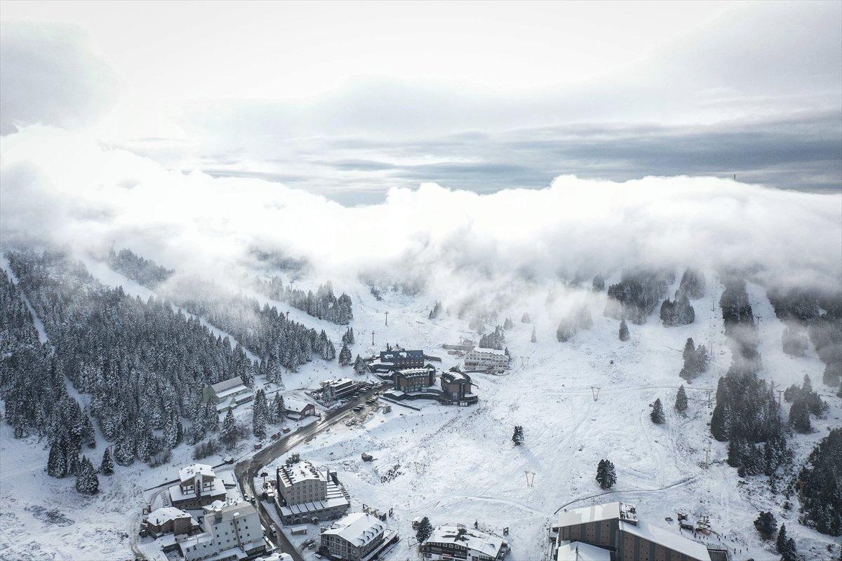 Uludağ'ın kıvrımlı yollarında yeşil ve beyaz manzara