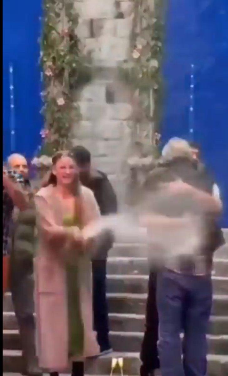 Serenay Sarıkaya, şampanya patlattı