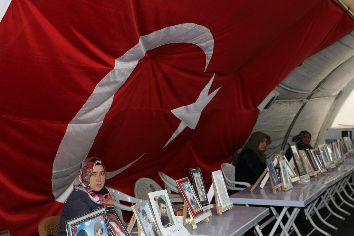 Evlat nöbetindeki anne: Kızımı zorla götürdüler