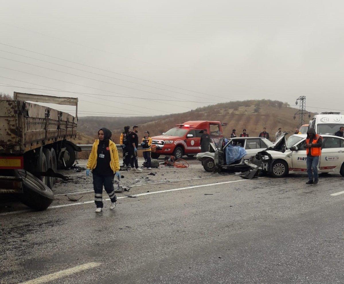 Malatya’da tır 2 aracı biçti: 2 ölü, 2 yaralı 