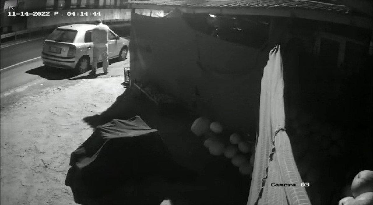 Büyükçekmece’de manav hırsızı dükkanın önüne idrarını yaptı