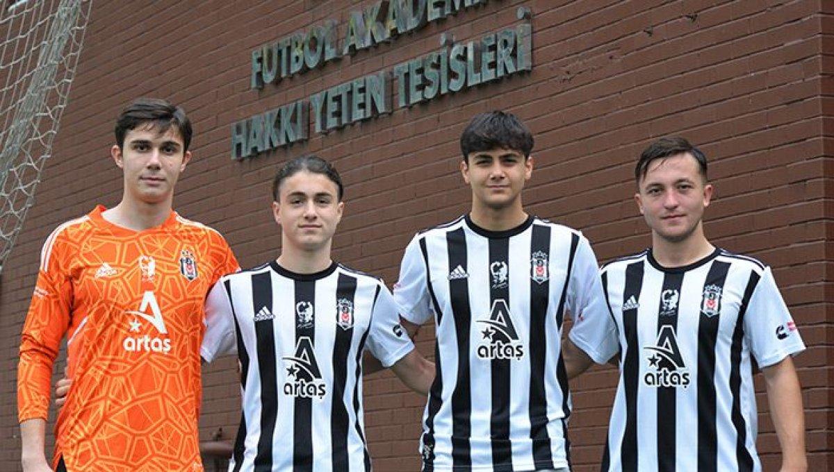 Beşiktaş, 4 futbolcuyla profesyonel sözleşme imzaladı