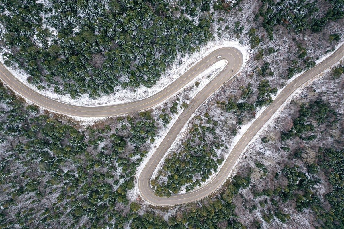 Uludağ'ın kıvrımlı yollarında yeşil ve beyaz manzara