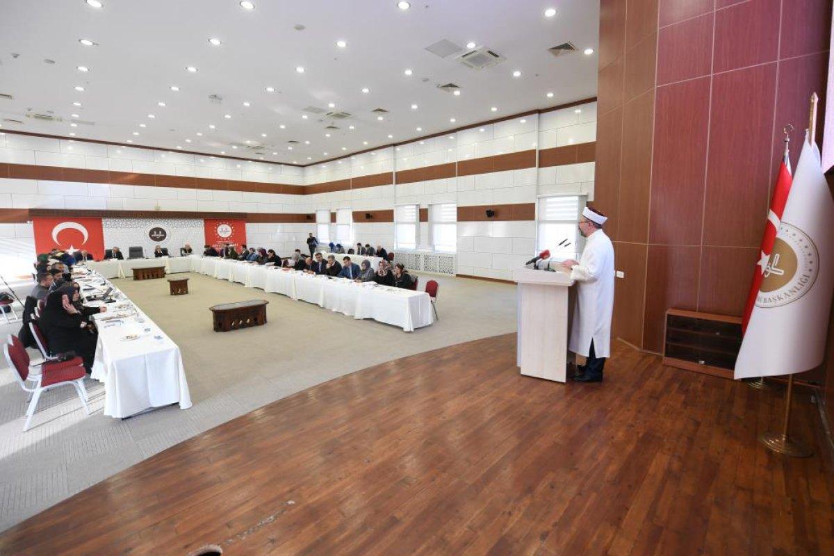 Ali Erbaş: Aileyi korumak ve geleceğe taşımakla yükümlüyüz