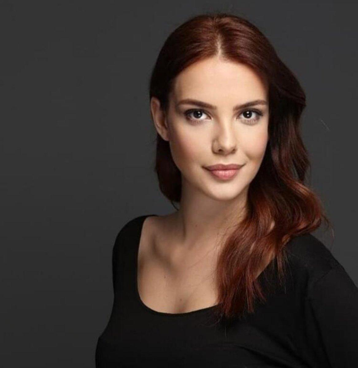 Selen Soyder, göğüs dekolteli elbisesiyle poz verdi