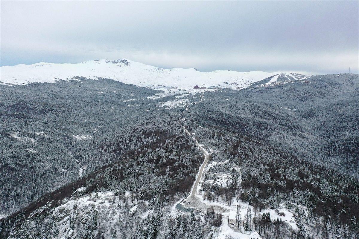 Uludağ'ın kıvrımlı yollarında yeşil ve beyaz manzara