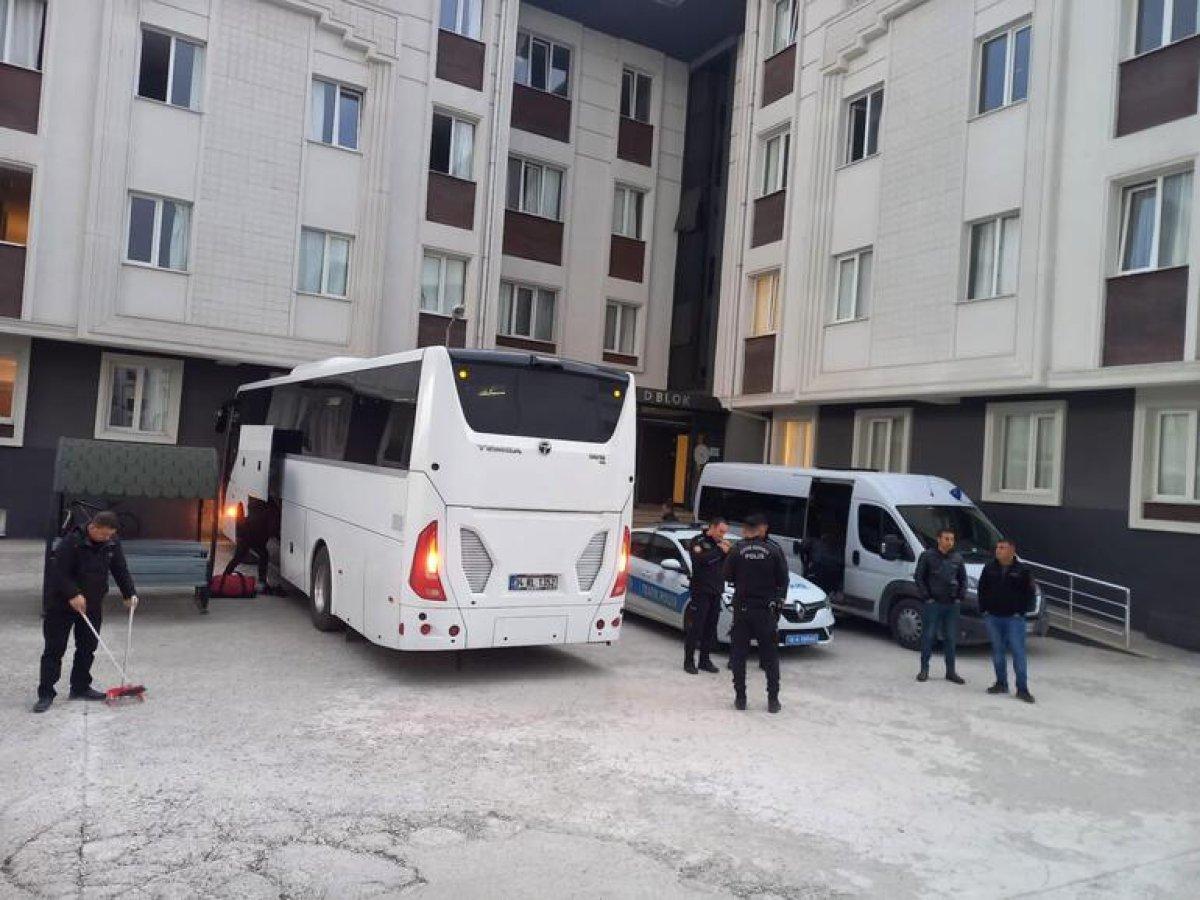 Düzce depreminde polisler öğrencilerden helallik istedi