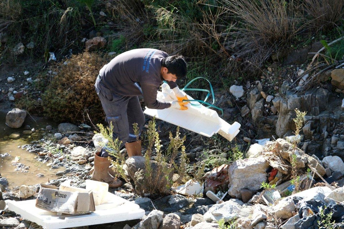 Muğla'da dereye çöp atanlar faturadan tespit edildi