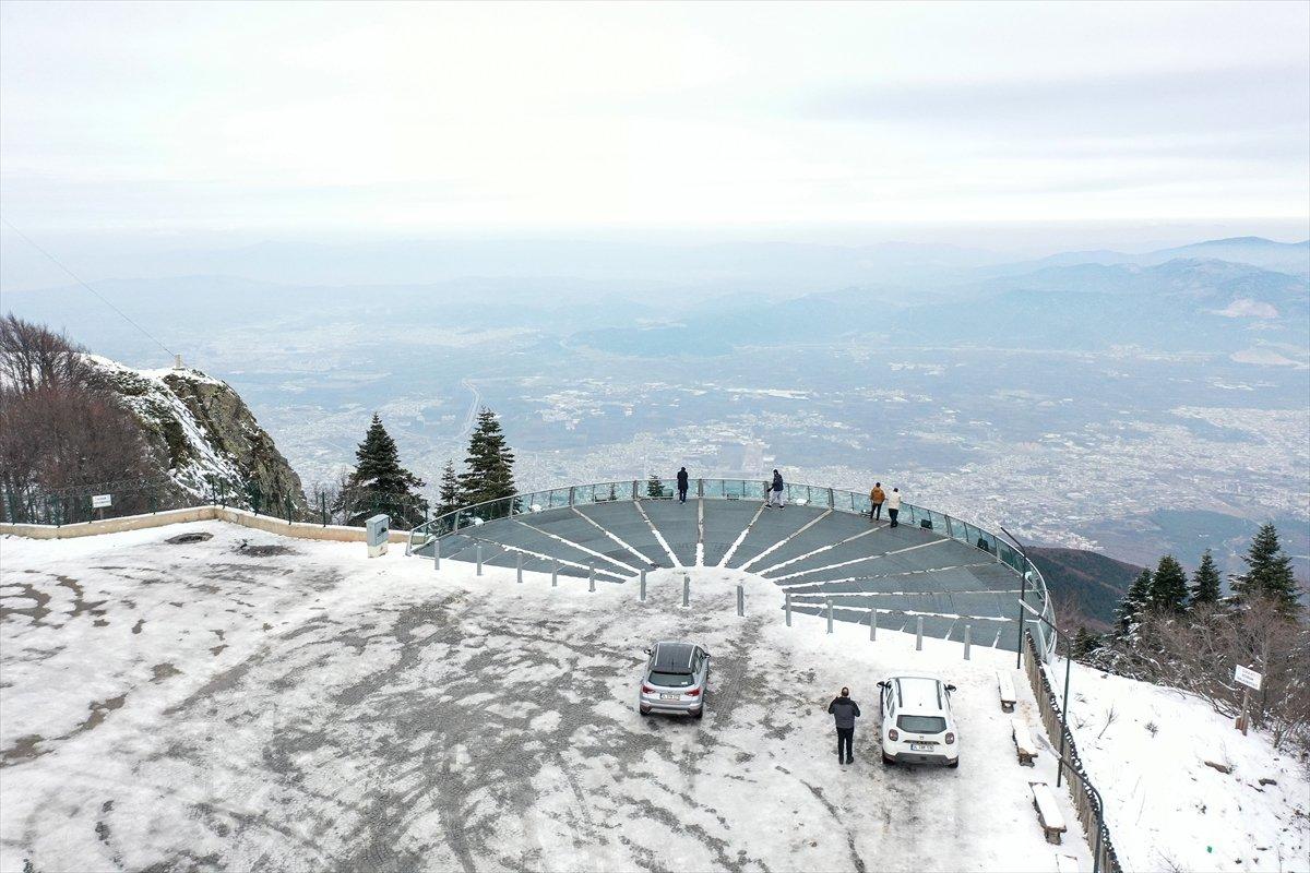 Uludağ'ın kıvrımlı yollarında yeşil ve beyaz manzara