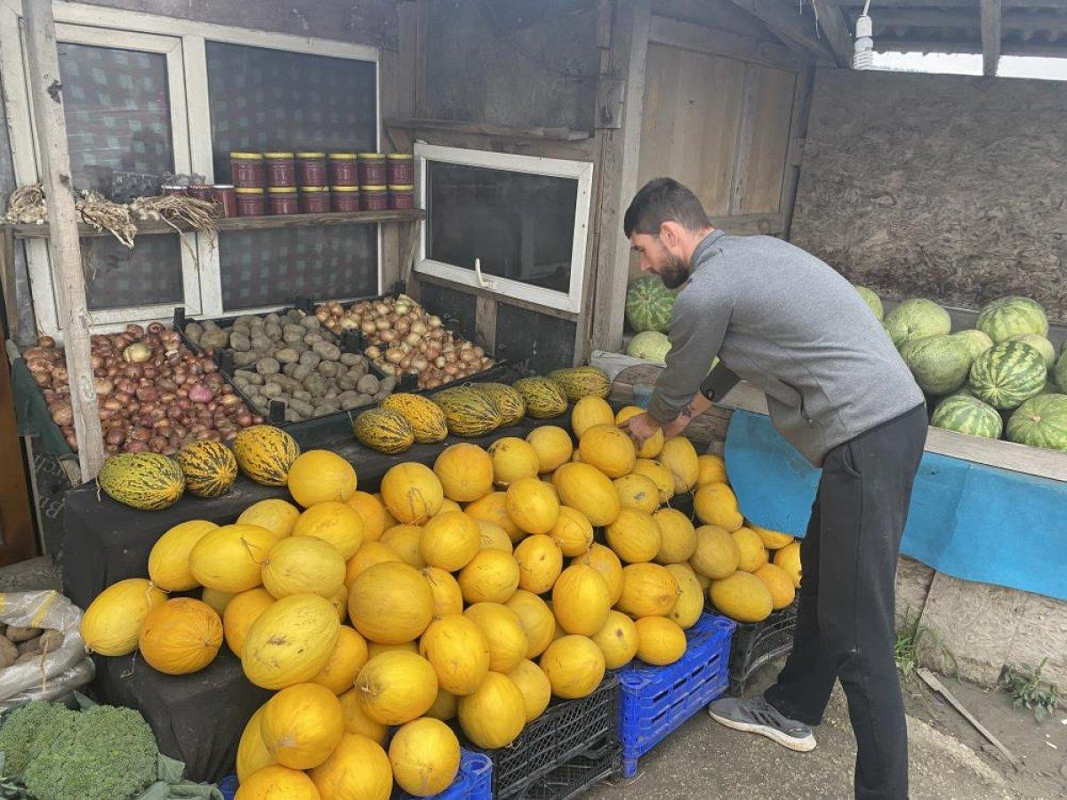 Büyükçekmece’de manav hırsızı dükkanın önüne idrarını yaptı