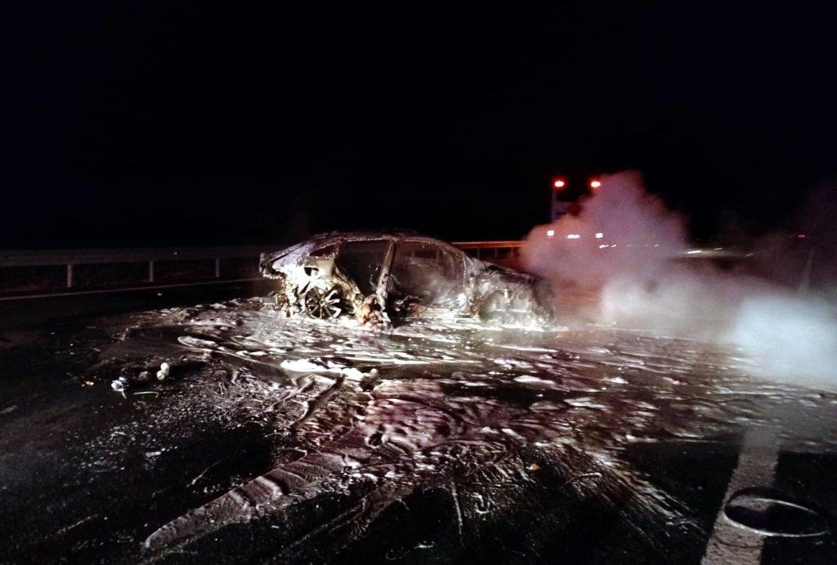 Ankara'da otomobil bariyere çarpıp alev aldı