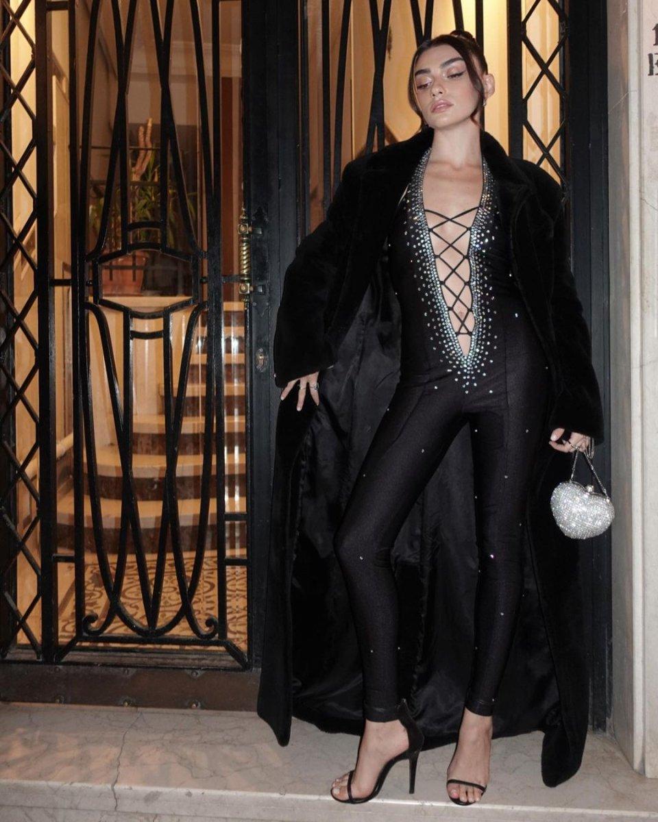 Hazar Ergüçlü ve Berrak Tüzünataç'ın dekolteli tulumu