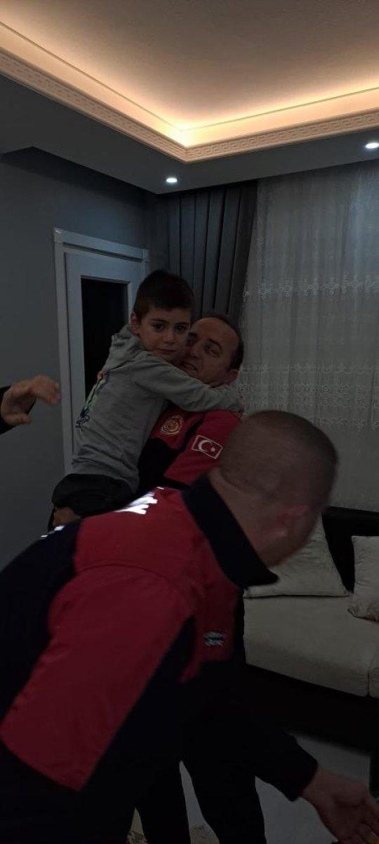Yalova'da parmağı sıkışan çocuğun imdadına itfaiye eri koştu