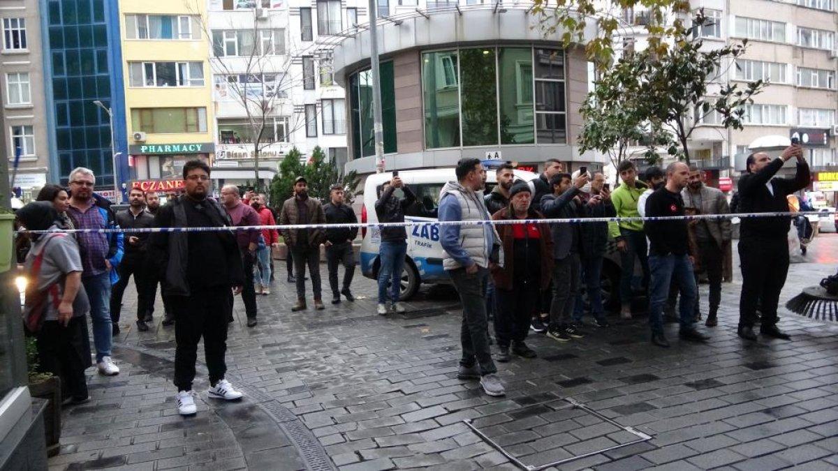 Taksim'de yol kenarına bırakan şüpheli valiz patlatıldı