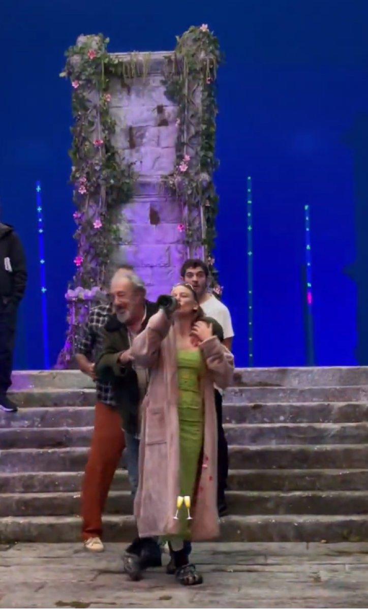 Serenay Sarıkaya, şampanya patlattı