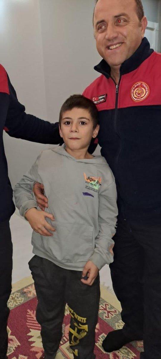 Yalova'da parmağı sıkışan çocuğun imdadına itfaiye eri koştu