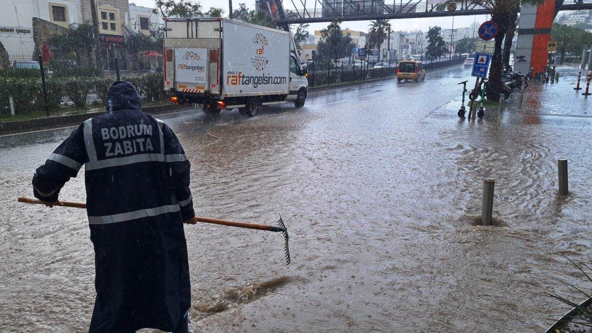 Bodrum yağmura teslim oldu: Evleri su bastı