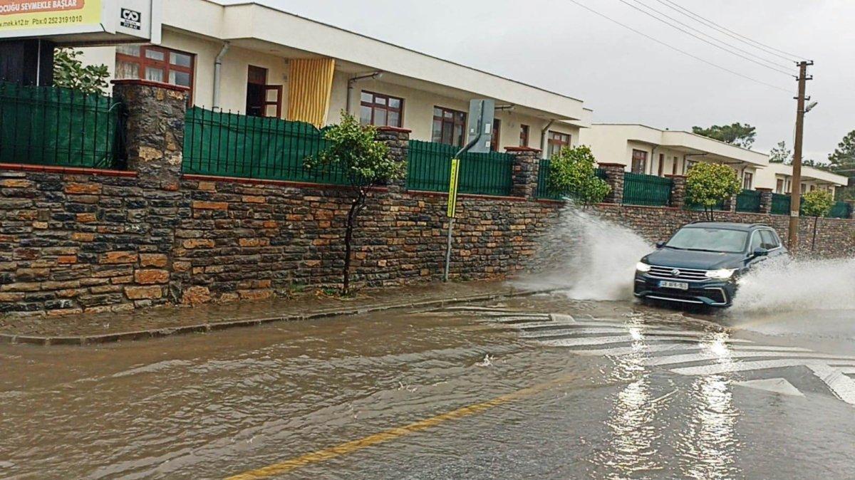Bodrum yağmura teslim oldu: Evleri su bastı