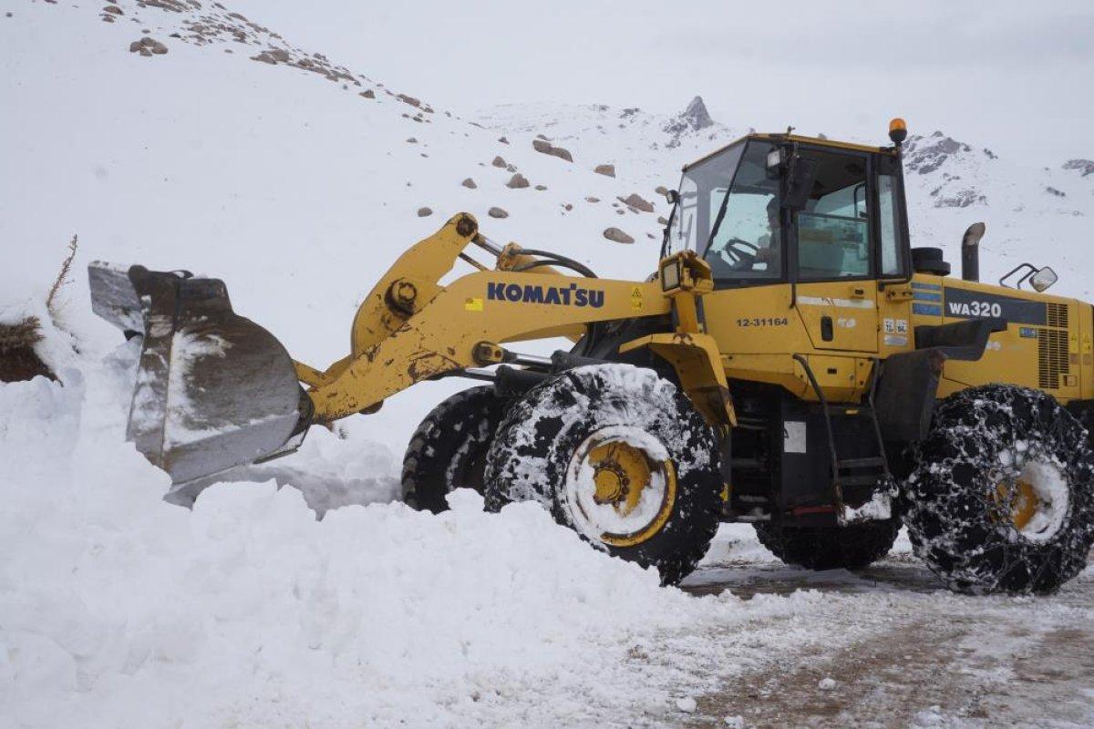Şırnak’ta 1 metre karla mücadele sürüyor