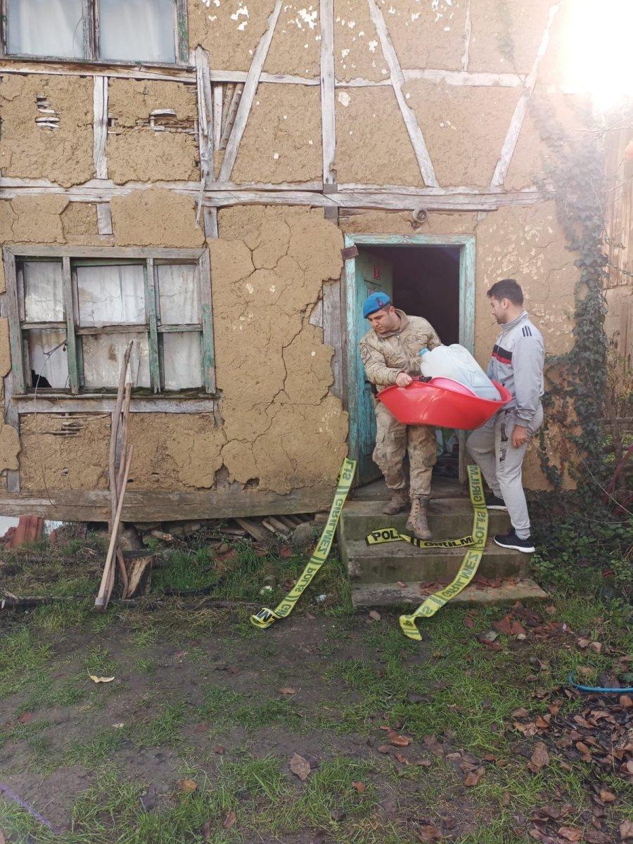 Düzce'de askeri personel depremzedelere yardım etti