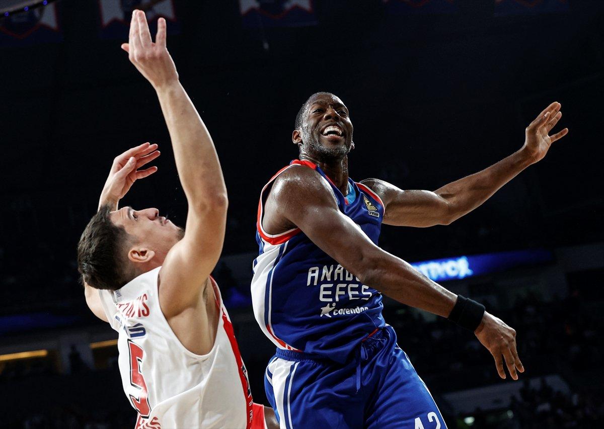 Anadolu Efes sahasında Olympiakos'u mağlup etti